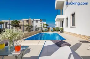 Luxury apartment Hyperion with private pool and garden - Image 1