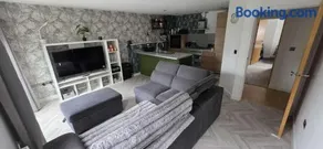 Pet Friendly 2-Bed Apt Sleeps 3 with Parking - Image 1