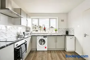Modern 3-Bedroom Maisonette with Free Parking in Epping - Image 4