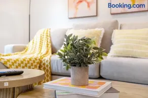 Cozy Urban Retreat near Downtown LA & USC - Private room with shared Living room and kitchen - Image 2