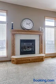 Spacious Pool House with tons of amenities! - Image 3