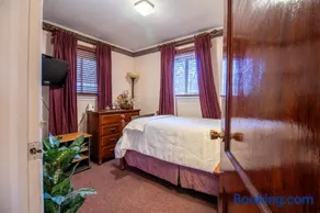 Peaceful 3BR Garden Cottage - Long Island Escape - Image 5