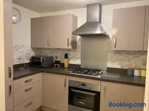 Spacious 2 Bed House for Corporate and Family Stays - Image 5
