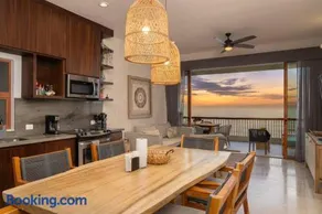 Unique BEACH FRONT condo with concierge - Image 1