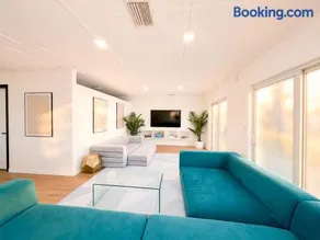 Tropical Luxe Villa-Near Airport, Minutes to Lido key beach, Downtown and Dining - Image 1