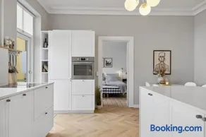 City center apartment w/ large private balcony - Image 1