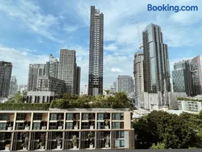 Luxurious Downtown condo w/train access - Image 5