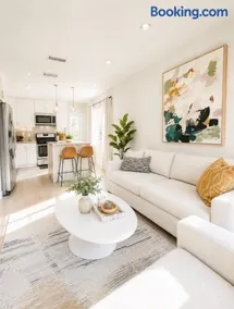 Stylish California Cottage,Private Backyard,15 Min to Manhattan Beach & LAX - Image 2