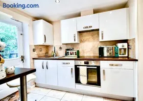 Cosy Garden Accommodation, Private Hot Tub & Four Poster Bed - Image 4