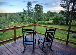 Hot Tub, Private 3 Bed Lodge, 1 mile from Blue Ridge Parkway, Giant Jenga, Families Welcome! - Image 2