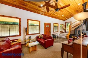 Cozy Cedar Cabin Near Silverwood Theme Park - Sleeps 5 - Quiet & Private - Image 1