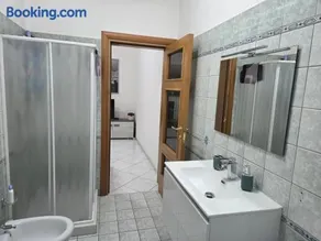 Lady's house - Image 3