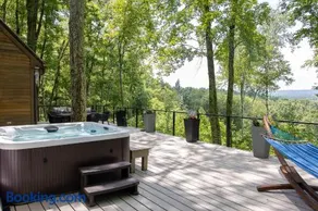 Hilltop Escape with Views & Hot Tub - Image 1