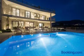 Luxury Beachfront Villa Sea Queen - Kastela - Image 4