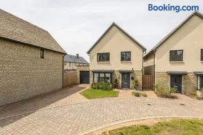 Stylish 4 Bedroom Home Perfect for Families - Image 3