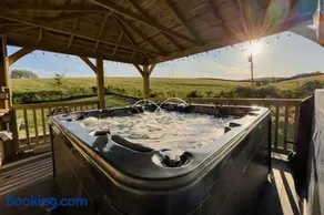 PRIVATE LUXURY Barn Stay with Hot Tub and OUTDOOR ENTERTAINMENT, YORKSHIRE DALES SLEEPS 10! - Image 3