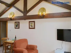 Grooms Room - Image 2