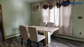 Cozy Newly Furnished 2-Bedroom Home, Manchester - Image 4