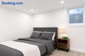 Spacious 1BR Basement w Parking -30 mins to Downtwn TO - Image 3
