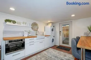 Private Basement Suite w Hot Tub - Image 1