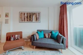 The Diickens Den - Stylish Rochester 1BR Flat - Sleeps 4 - Walk to High St, Castle & Station with Secured Parking - Contractor - Friendly and Ideal for Long Stays - Image 1