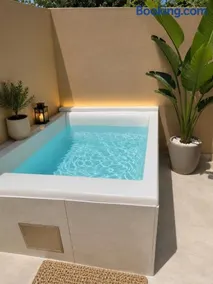 Bright apartment with court yard and swimming pool - Image 1