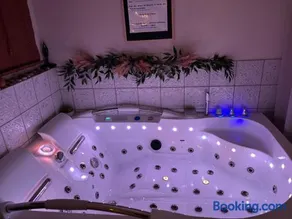 L'instant Beaujolais 2 ou 4 personnes Logis cosy balnéo vue jardin - Image 3