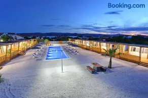 Poolside Mobile Home - Image 3
