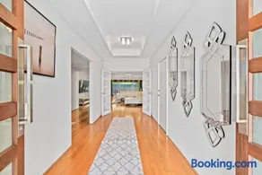 Luxury private home - Image 1