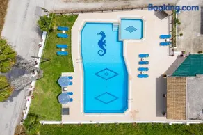 Nikos Pool House & Apartments - Image 3