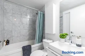 Delux City Escape Penthhouse Suite, Grand Lake View & Free Parking - Image 2