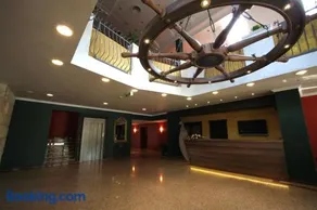 Old Lake Golf Hotel - Image 2