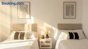 Luxury 3BR apartment with POOL & FREE parking - Image 2