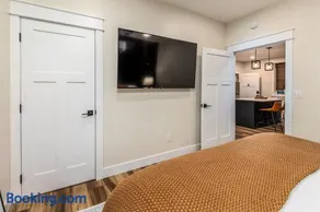 Walk to Downtown Restaurants, Full Kitchen - Image 4