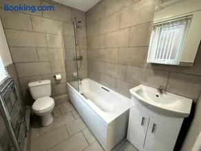 Comfortable Liverpool Townhouse - Close to City & Stadium - Image 4