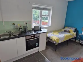 Sheridan House - Self contain flats Long or Short Stay Special Rate Available - Image 2