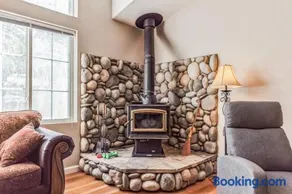 Newly Renovated Retreat on 6 Acres, Discover Murphys Lodge with Scenic Views! - Image 2