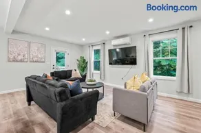 Luxury 5BR Home in Central Bloomfield Spot - Image 4