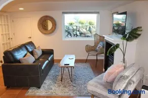 Private Basement Suite w Hot Tub - Image 3