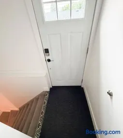 Fawn - Central 2BR Parking Near LRT & Chinook - Image 3