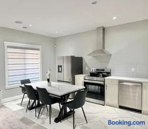 Luxury Chestermere Retreat - Image 4