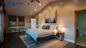 Luxe Lakefront Paradise! King Beds, Private Dock, Gourmet Kitchen, Theatre and Game Room! - Image 3