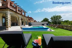 Stone villa with heated pool - Image 2