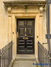 Elegant Georgian Apartment on Alfred Street - Image 5