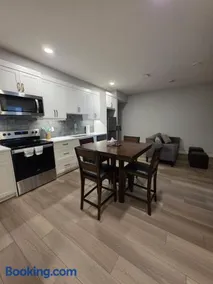 Private Luxury Retreat - King Bed - Full Kitchen - Image 2