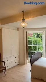 Romantic 1830 Georgian Apartment - Prime Location - Image 3