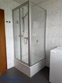 Zimmer im Erdgeschoß mit Bad und Küche - Image 5