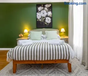 Spacious 4BR house, 2 en suites with garden & on-site parking - Image 2
