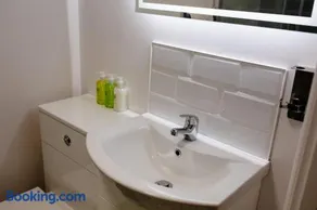 Stylish Studio with Parking in Doncaster - Image 5