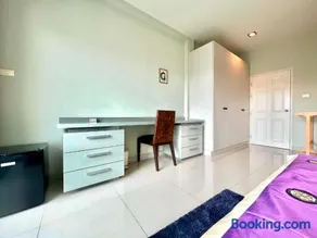 Brianna Balcony Apartment - Image 3